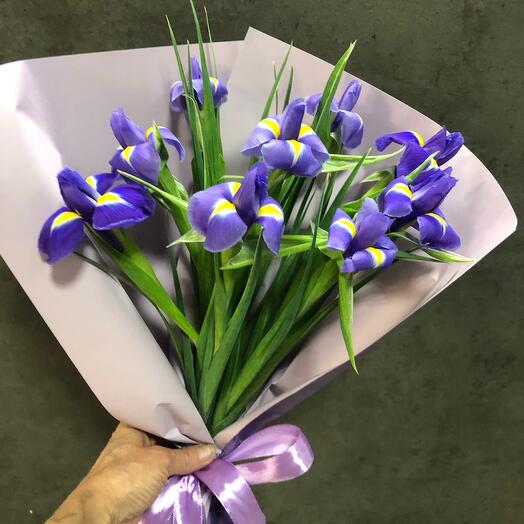 Букет с 9 ирисами