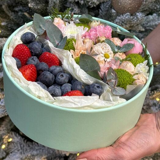 Блюмбокс с клубникой, голубикой и цветочным дополнением
