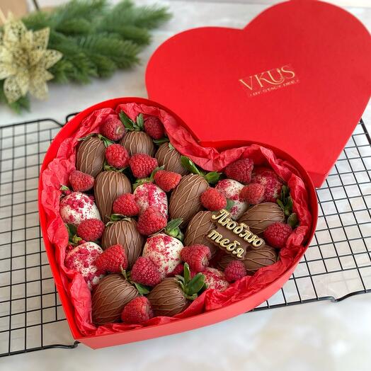 Corazón de fresa cubierto de chocolate. Frambuesas cubiertas de chocolate