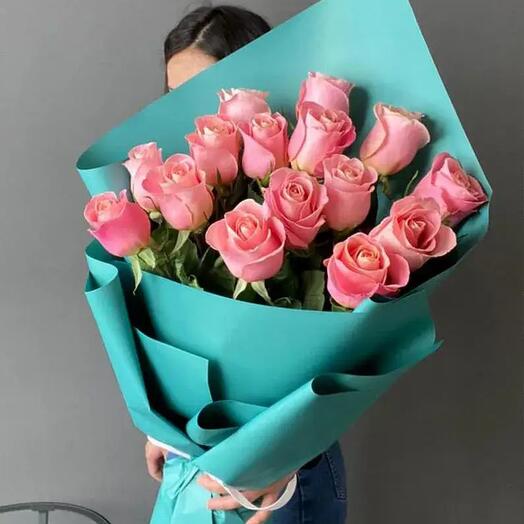 15 розовых роз