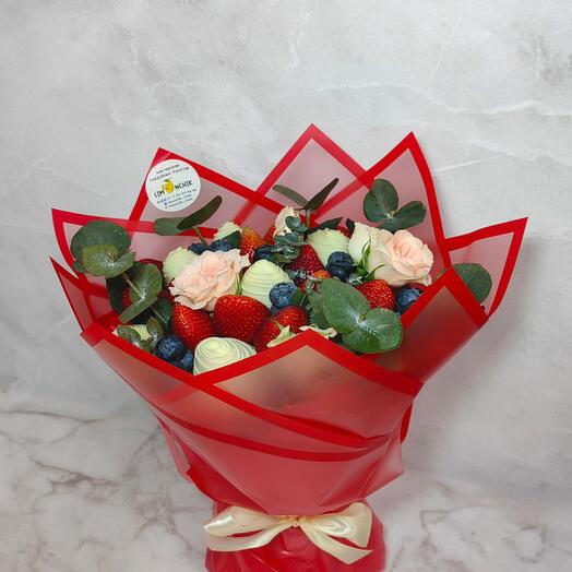 Букет "Цветы и ягоды"