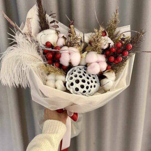 Букет с хлопком и ягодами