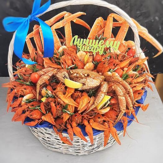 Мужская корзина с раками и крабом