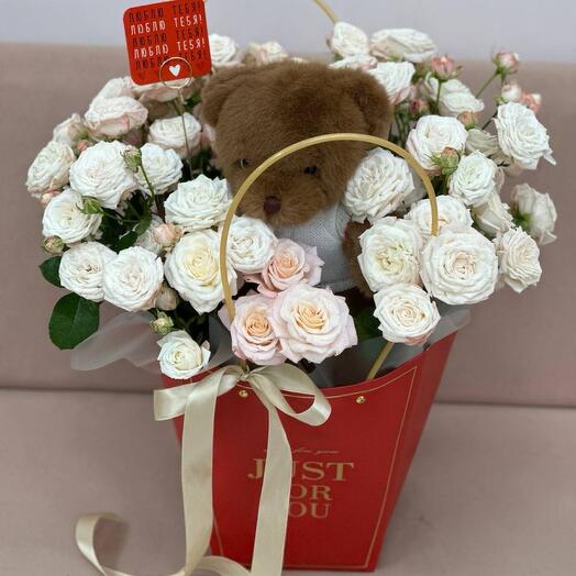Цветы в коробке с мишкой