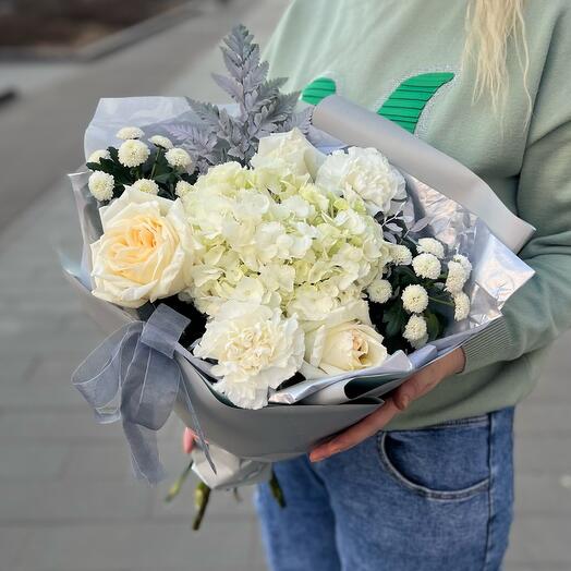 Букет из кремовых роз, с гортензией и диантусами