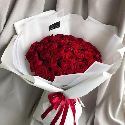 35 красных ароматных роз в дизайнерской упаковке