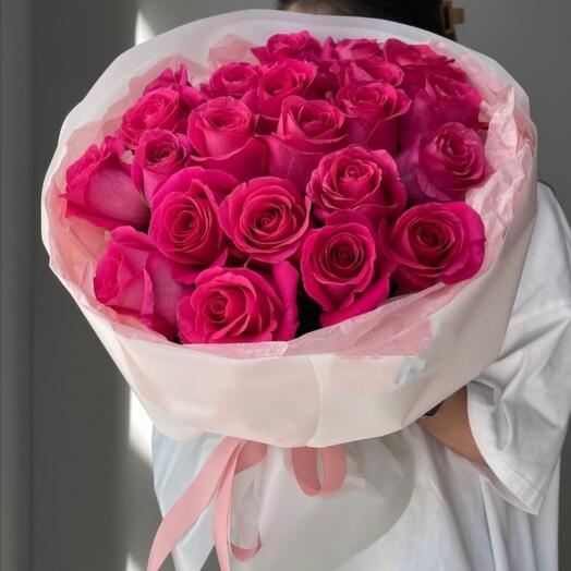 Малиновая роза в букете