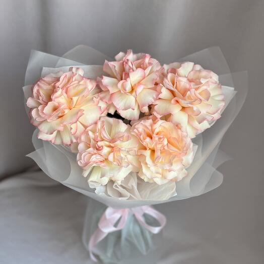 5 французских роз в матовом оформлении