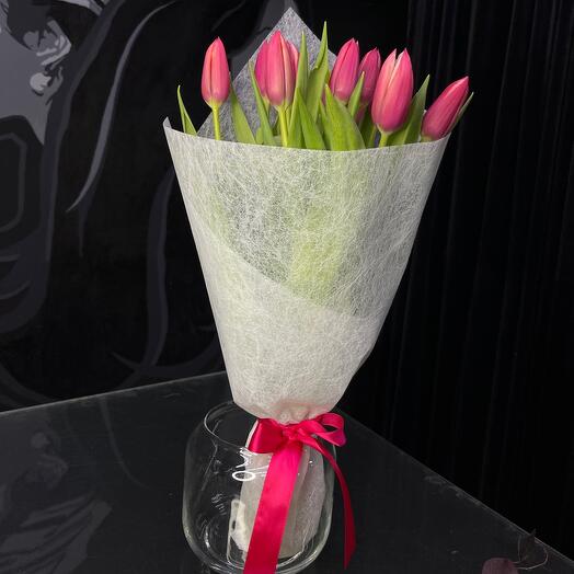 Букет с розовыми тюльпанами