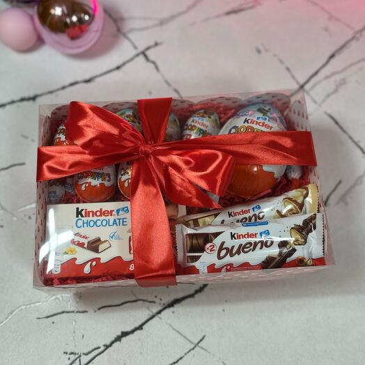 Огромный красный бокс с Киндерами