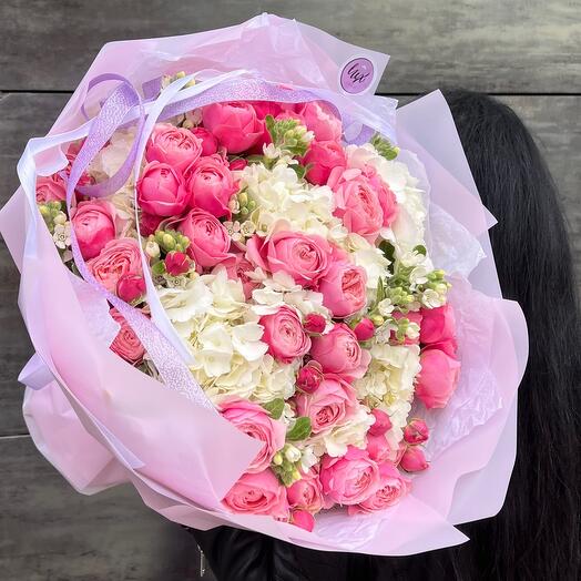 Rosas y hortensias en forma de peonía