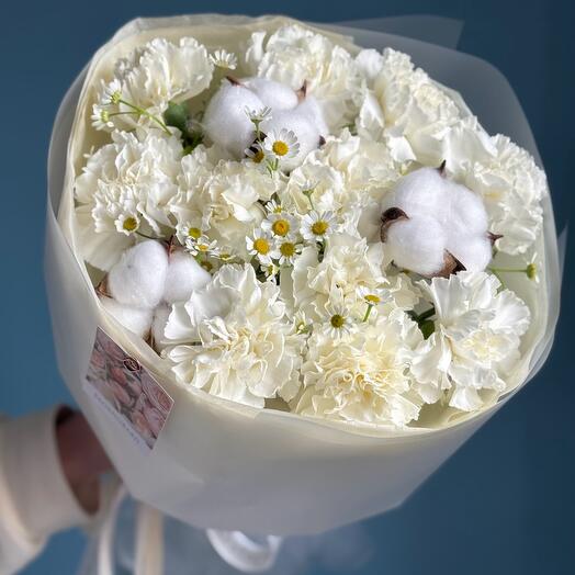 Белый букет с диантусом и хлопоком