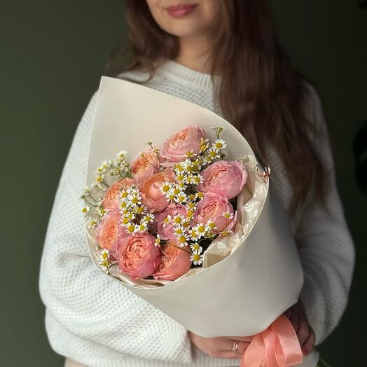 Букет кустовых роз и ромашки «Сладкие грезы»