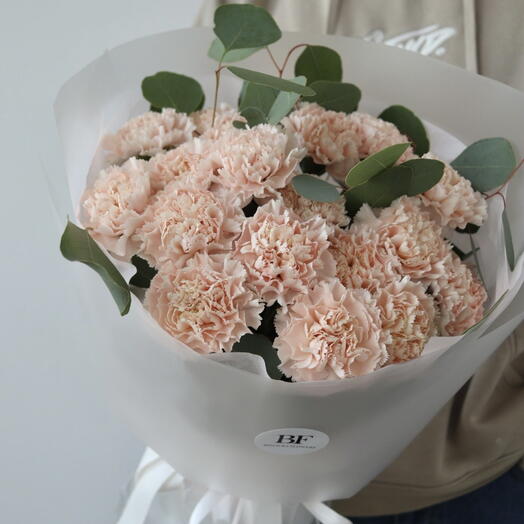 Krémszínű szegfűk eukaliptusszal