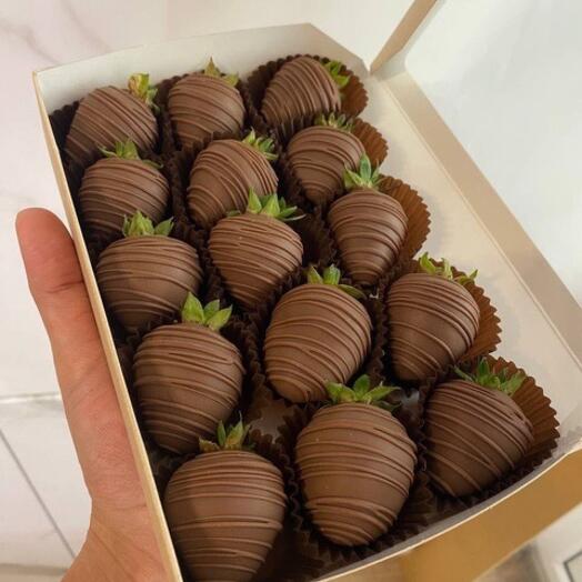 Клубника в молочном шоколаде 🫶🏻🍓