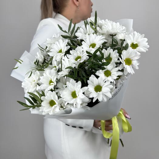 Белые ромашки с веточками фисташки в дизайнерском оформлении 🤍