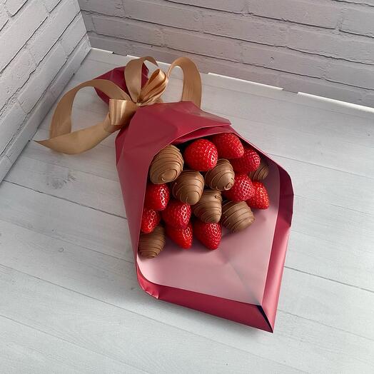 Mini bouquet of chocolate-covered strawberries