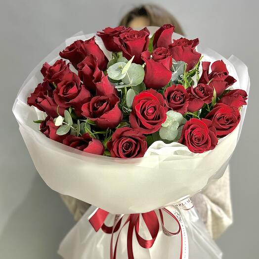 Букет красных роз в стильном оформление