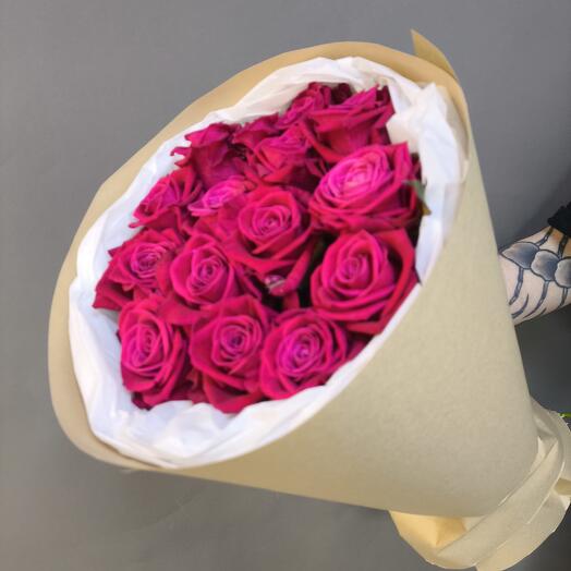 Ramo de 15 rosas carmesí en paquete artesanal