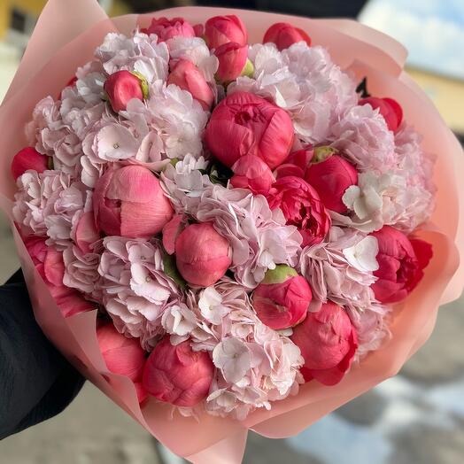 Букет с коралловыми пионами и гортензией
