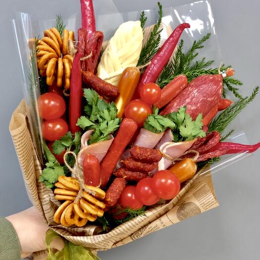 Букет из мясной нарезки, колбасы, сыра и овощей