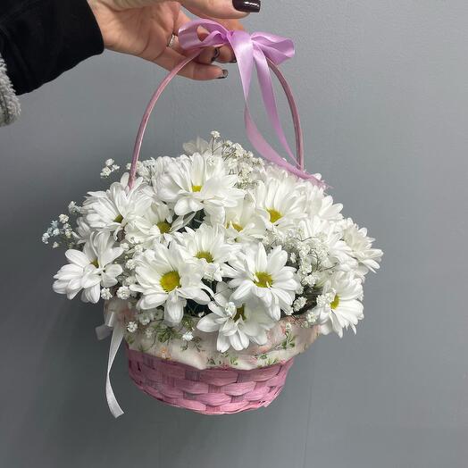Корзина с белыми хризантемами