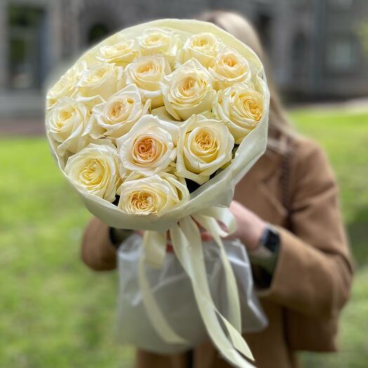 Моно букет стойких кремовых пионовидных роз 15 шт