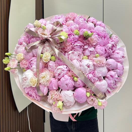 Букет из пионов и эустомы