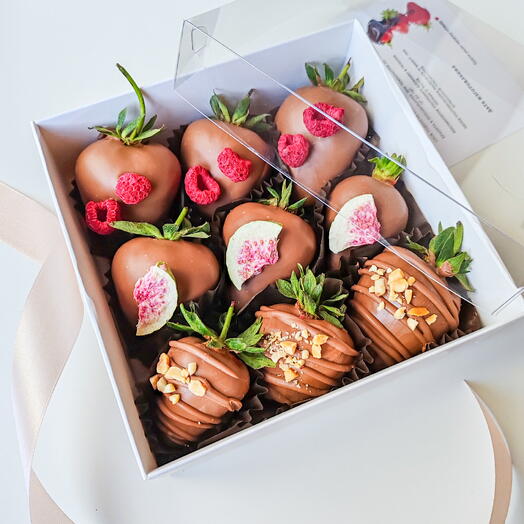 Клубника в шоколаде 9-12 шт с орехами, малиной, инжиром