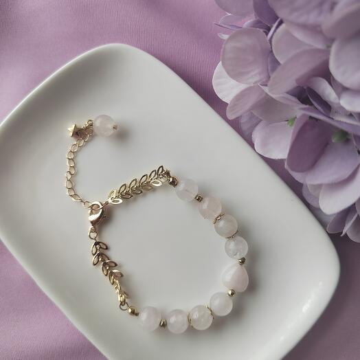 Браслет из кварца с цепью из листиков