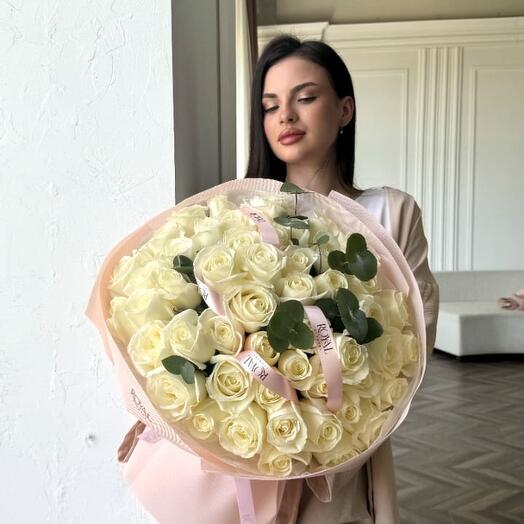 51 белых роз и эвкалипт