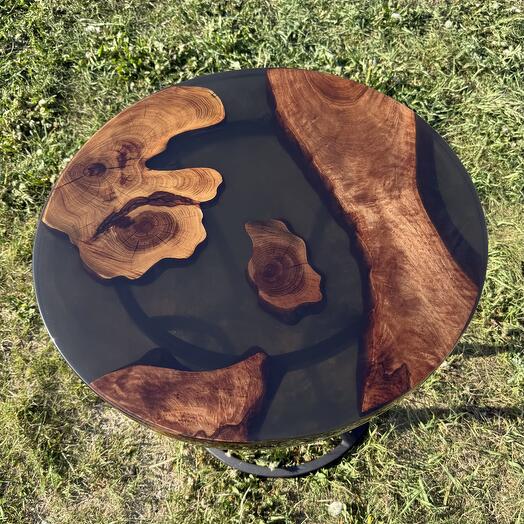 Стол из эпоскидной смолы, дуба и можжевельника