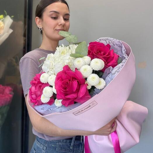 Букет с гортензией и французскими розами