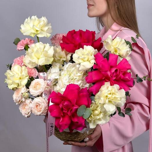 Французские розы в плетеном кашпо