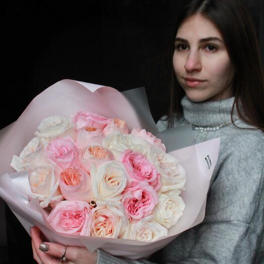 19 пионовидных роз
