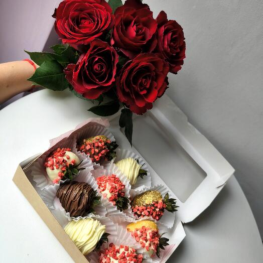 Клубника в шоколаде с красными розами 5 штук🌹🌹🌹🌹🌹