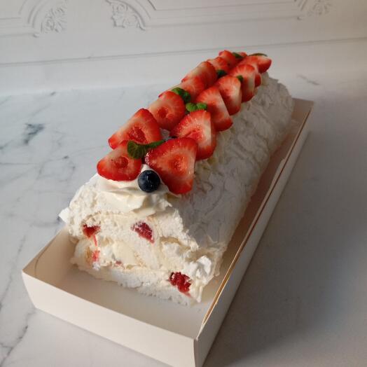 Decoración de rollo de merengue fresa arándano