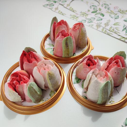 Красные зефирные тюльпаны в купольной сумочкой для коллеги, учителя