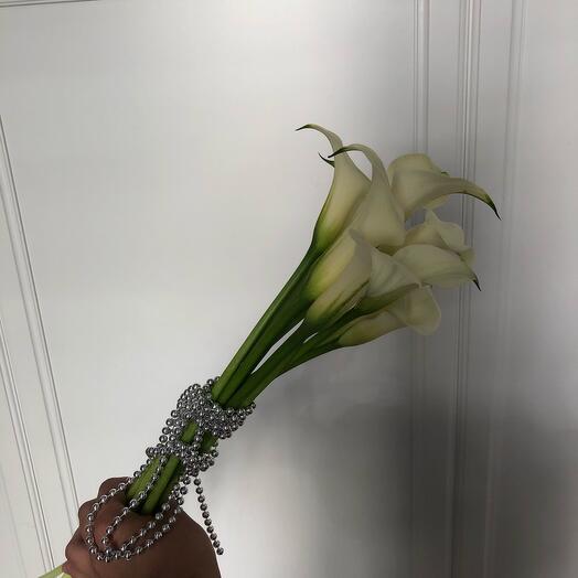Каллы с бусами