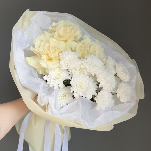 Букет сливочный хризантема и розы