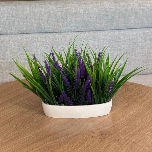 Гипсовое кашпо с лавандой и осокой