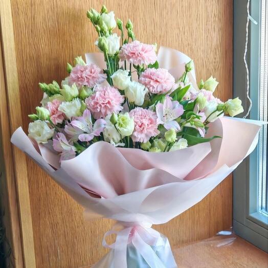 Легкий летний букетик из эустомы, альстромерии и диантус