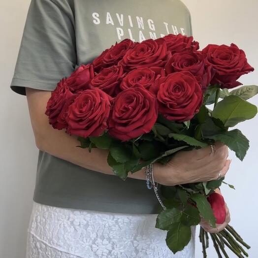 15 красных роз сорт Ред Наоми перевязанные лентой