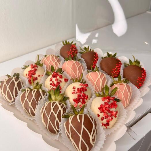 Клубника в бельгийском шоколаде 16 ягод