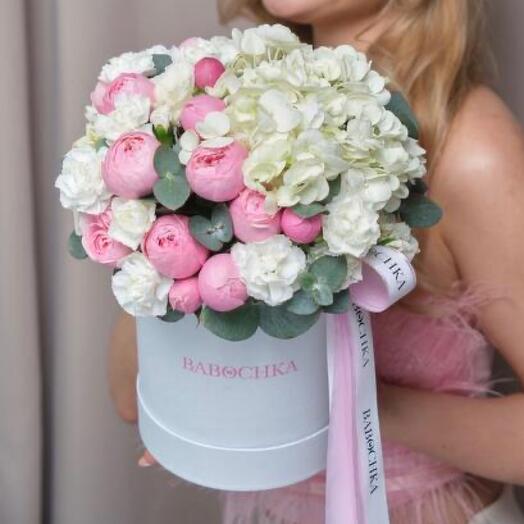 Flores en una Caja. Delicado arreglo de peonías de rosas con hortensias blancas como la nieve con ramitas de eucalipto