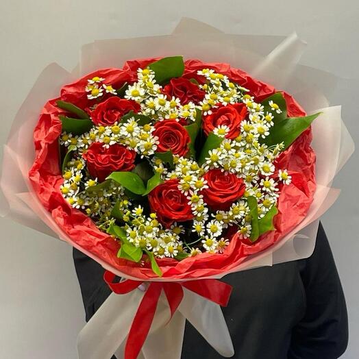 Букет из алой розы и ромашки