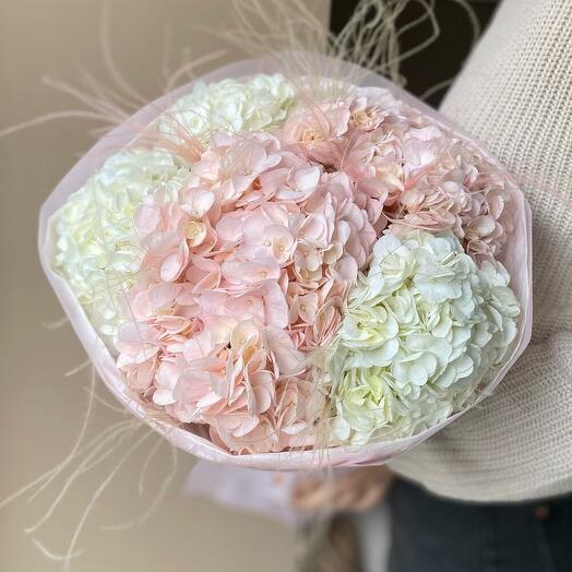 Пышный букет «Розовый дым» из 5 гортензий с сухоцветами 🌸