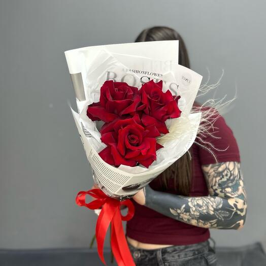 Красные французские розы в стильном оформлении