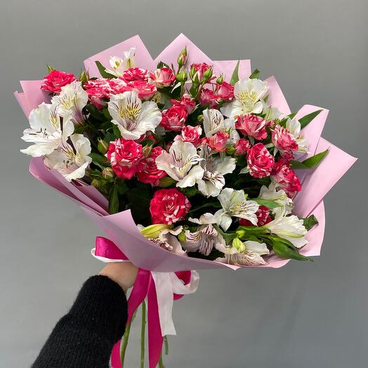 Букет из альстромерий и кустовых роз