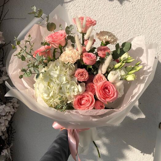 🌿Авторский букет «Bloom Room» из кустовых пионовидных роз, гортензии, диантусов, эвкалипта и роз Софи Лорен